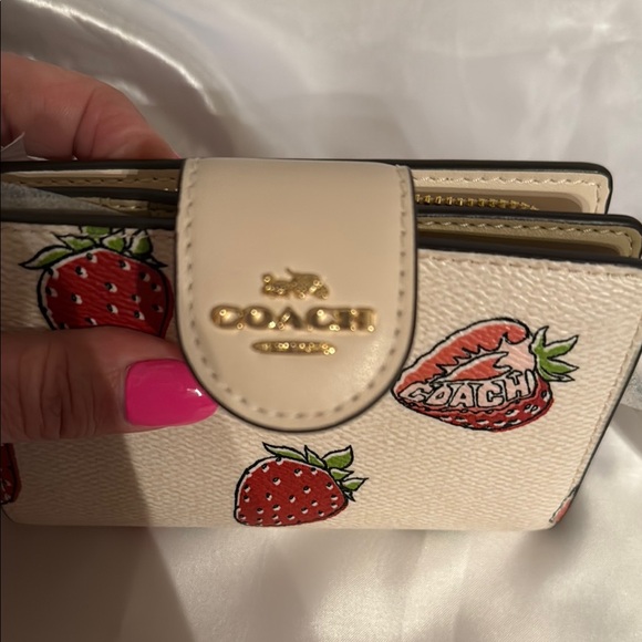 🍓Coach Cream Wallet with Strawberry Print🍓 - Picture 6 of 6